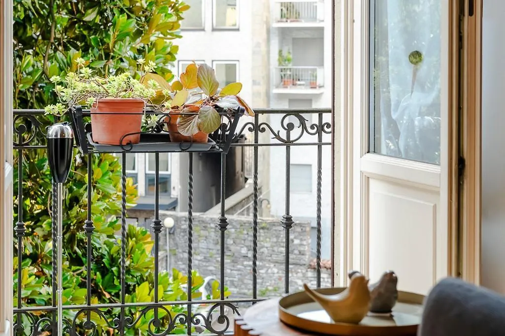 Jacuzzi Suite Luxury Apartment Como Homestay