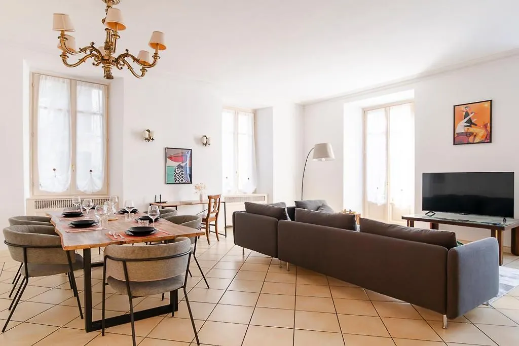 Jacuzzi Suite Luxury Apartment Como Homestay